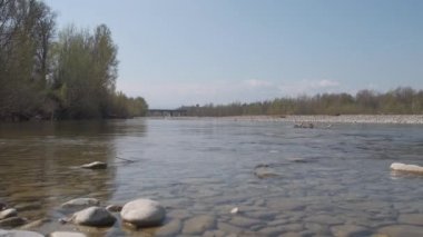 Montecchio 'daki Enza nehri sakin suda güneşli bir günde Emilia Reggio Emilia 
