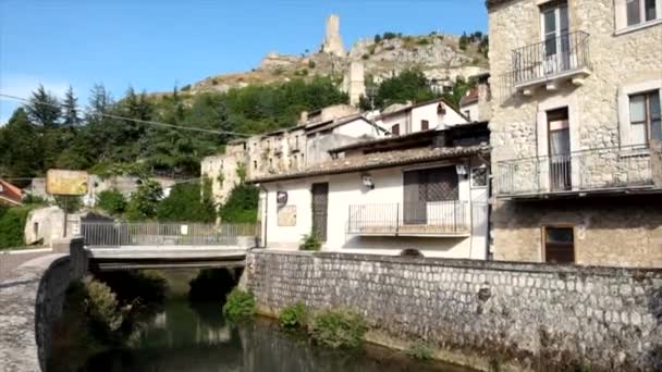 Overzicht van de Giovenco rivier in Pescina Aquila in Abruzzo Italië — Stockvideo