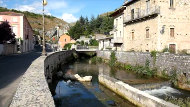 Обзор реки Джовенко в Пессине Акила в Абруццо Италия — стоковое видео