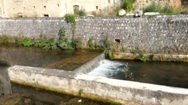 İtalya 'nın Abruzzo kentindeki Pescina Aquila' daki Giovenco nehrinin genel görünümü