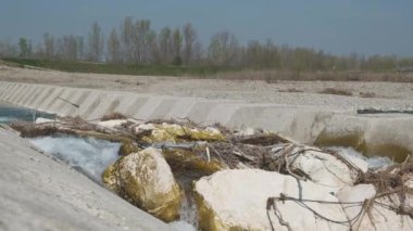 Güneşli bir günde Montecchio 'daki Enza nehri Emilia Reggio Emilia barajında akıntıya kapılır.