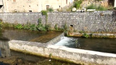 İtalya 'nın Abruzzo kentindeki Pescina Aquila' daki Giovenco nehrinin genel görünümü