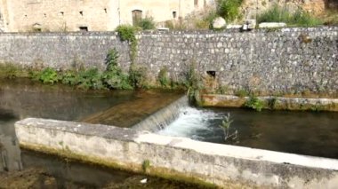 İtalya 'nın Abruzzo kentindeki Pescina Aquila' daki Giovenco nehrinin genel görünümü