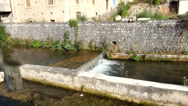 Panoramica del fiume Giovenco a Pescina Aquila in Abruzzo — Video Stock