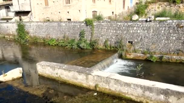 İtalya 'nın Abruzzo kentindeki Pescina Aquila' daki Giovenco nehrinin genel görünümü — Stok video