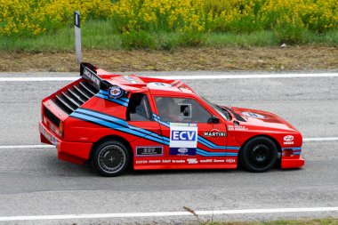 San Marino: 2010 09 01 Ralli dışı etkinlik. Arka planda izleyiciler bulanıklaşırken, ünlü Martini yarış arabasıyla son derece modifiye edilmiş kırmızı Lancia Delta ECV Deneysel Birleşik Araç. Yüksek kalite fotoğraf