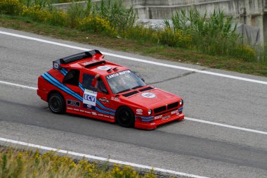 San Marino: 2010 09 01 Ralli dışı etkinlik. Arka planda izleyiciler bulanıklaşırken, ünlü Martini yarış arabasıyla son derece modifiye edilmiş kırmızı Lancia Delta ECV Deneysel Birleşik Araç. Yüksek kalite fotoğraf