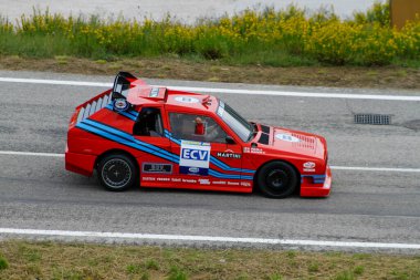 San Marino: 2010 09 01 Ralli dışı etkinlik. Arka planda izleyiciler bulanıklaşırken, ünlü Martini yarış arabasıyla son derece modifiye edilmiş kırmızı Lancia Delta ECV Deneysel Birleşik Araç. Yüksek kalite fotoğraf