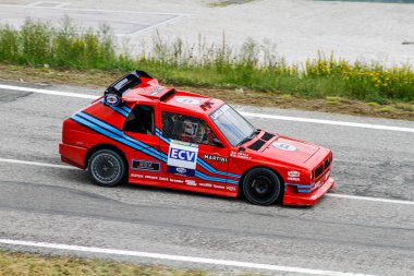 San Marino: 2010 09 01 Ralli dışı etkinlik son derece modifiye edilmiş kırmızı Lancia Delta ECV Deneysel Bileşik Araç ve asfalt üzerinde ünlü Martini yarış arabaları, izleyiciler bulanık. Yüksek kalite fotoğraf