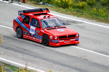 San Marino: 2010 09 01 Ralli dışı etkinlik son derece modifiye edilmiş kırmızı Lancia Delta ECV Deneysel Bileşik Araç ve asfalt üzerinde ünlü Martini yarış arabaları, izleyiciler bulanık. Yüksek kalite fotoğraf