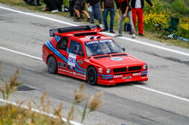 San Marino: 2010 09 01 Ralli dışı etkinlik son derece modifiye edilmiş kırmızı Lancia Delta ECV Deneysel Bileşik Araç ve asfalt üzerinde ünlü Martini yarış arabaları, izleyiciler bulanık. Yüksek kalite fotoğraf
