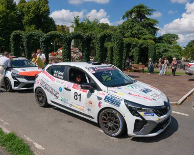 Salsomaggiore Terma Parma, İtalya: 2025 08 03 ACI Team Italia 'nın 22 numaralı beyaz Renault Clio rali arabası takım üyeleriyle çevrili bir motor sporu etkinliği sırasında servis çayırında park edilmiştir. Yüksek kalite fotoğraf