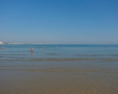 Cattolica 'daki kumlu sahilin panoramik manzarası ve sakin Adriyatik suları parlak yaz güneşi altında. Yüksek kalite fotoğraf