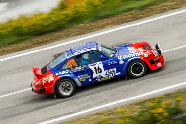 San Marino: 2010 09 01 Rally ücretsiz etkinlik Vintage Blue ve Red 911 Porsche Ralli Car in Motion. Yüksek kalite fotoğraf