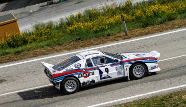 San Marino: 2010 09 01 Rally ücretsiz etkinlik Iconic Martini Lancia 037 Grup B Rally Araba Hızı Tepeye Tırmandı.