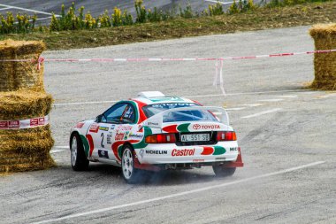 San Marino: 2010 09 01 Rally serbest etkinliği Iconic Toyota Celica GT-Four ST205 Castrol yarış pistinde. Yüksek kalite fotoğraf
