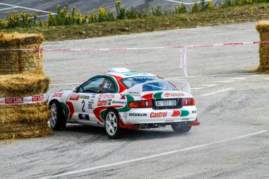 San Marino: 2010 09 01 Rally serbest etkinliği Iconic Toyota Celica GT-Four ST205 Castrol yarış pistinde. Yüksek kalite fotoğraf
