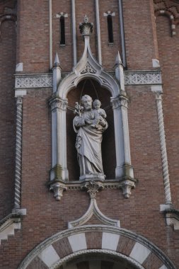 Aziz Tutucu Çocuk 'un Taş Heykeli Tuğla Kilisesi' ndeki süslü yerinde. Oyma Drapery, Çiçek Motifi Ve Heykel