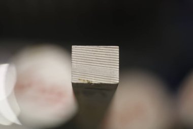 Sırtlı makro desenli metal blok, Yatay Vurgulama Alanının Sığ Derinliği ve Ufacık Kenarlıklar