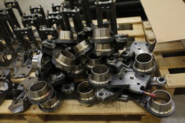 Palet 'e istiflenmiş Makine Metal Parçaları Yük Taşıma, Flanj ve Parantezleri Toplanmaya Hazır