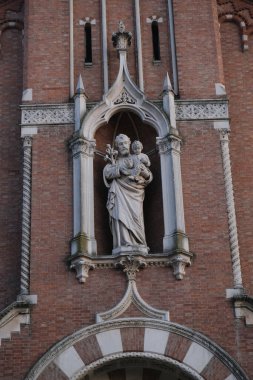 Aziz Tutucu Çocuk 'un Taş Heykeli Tuğla Kilisesi' ndeki süslü yerinde. Oyma Drapery, Çiçek Motifi Ve Heykel