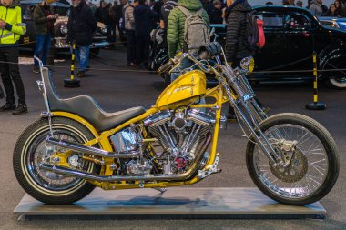 Verona, İtalya: 2026 01 24 MBE Motor Motor Fuarı Özel sarı helikopter motosikleti kapalı fuar standında. Yüksek kalite fotoğraf