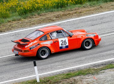 San Marino: 2010 09 01 Rally serbest etkinliği klasik Porsche 911 Carrera RS pistteki parlak turuncu üniformayla yarışıyor. Yüksek kalite fotoğraf