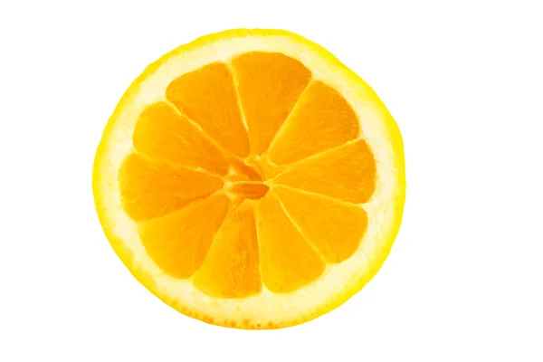 Beyaz arka planda izole edilmiş limon dilimi