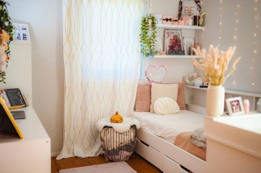 Yatak odasının içinde yatak odası, yastıklar, duvar rafları ve dekoratif öğeler var.