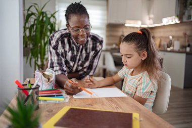 Bir akıl hocasının çocuğa sanat faaliyetlerinde rehberlik etmesi gibi neşeli bir etkileşim başlar..
