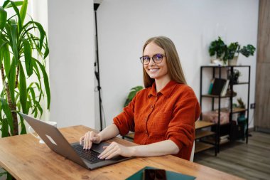 Parlak ve cezbedici çalışma alanına odaklanmış genç bir kadın gidiyor..