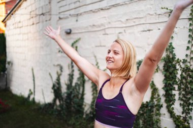 Annem sevinçle dışarı çıkar, doğumdan sonraki yeni hayatını kutlar..