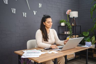 Bilgisayardan para ödeyen bir kadın..