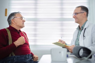 Doktor ve hasta gün ışığında fikir alışverişinde bulunurken nazik sohbetler başlar..