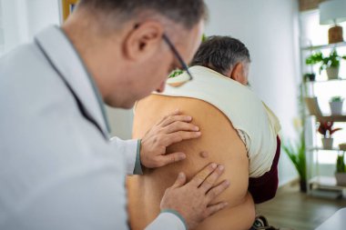 Doktor, sakin bir klinikte hastaları muayene ediyor..