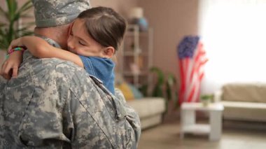 Mezuniyet balosundan sonra çocuğu kucaklayan askerin yavaş hareketi.