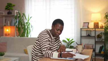 Ofisinde evrak işleriyle uğraşırken çok çalışan bir kadın kendini sıkılmış ve stresli hisseder.