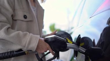 Mutfak dolabının kapısını kablosuz matkapla monte eden üniformalı profesyonel bir tamirci.