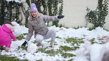 Neşeli bir kış günü, dışarıda kahkahalar ve kartopu eğlencesiyle başlar..