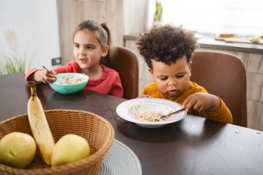 Çocuklar kahvaltı ederken keyifli anları paylaşırlar..