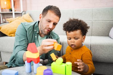 Evde eğlenceli aile bağları olan yaratıcı yapı etkinliği.
