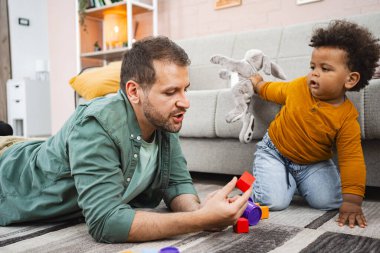 Oynarken baba ve oğul arasında paylaşılan neşeli bir an..