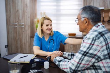 Sağlık bakımı uzmanı, kıdemlilerle iletişim kurar ve konfor sağlar..