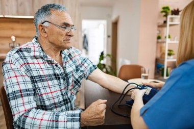 Üstad kan basıncını evde ölçüyor..