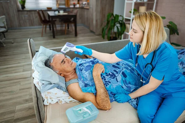 Sıcaklık gözlemlenirken bakım rahat bir alanda veriliyor.