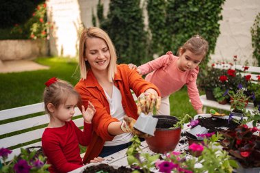 Bir anne baharda iki kızıyla bahçıvanlık yapmaktan hoşlanır..