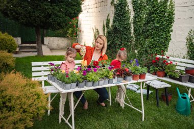 Anne ve kızları çiçeklerle uğraşırken birbirlerine bağlanırlar..