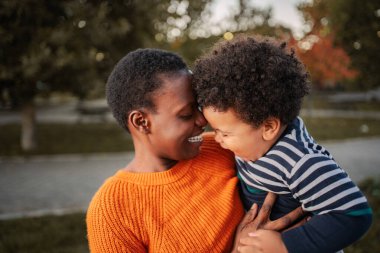 Anne ve oğul bir anlık sevgi ve bağ paylaşıyorlar.