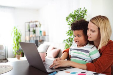 Anne çoklu görev, iş ve aile hayatını dengeleme ve çocuğuyla birlikte dizüstü bilgisayar kullanma