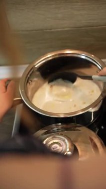 Şef lezzetli bir krema çorbası hazırlıyor.